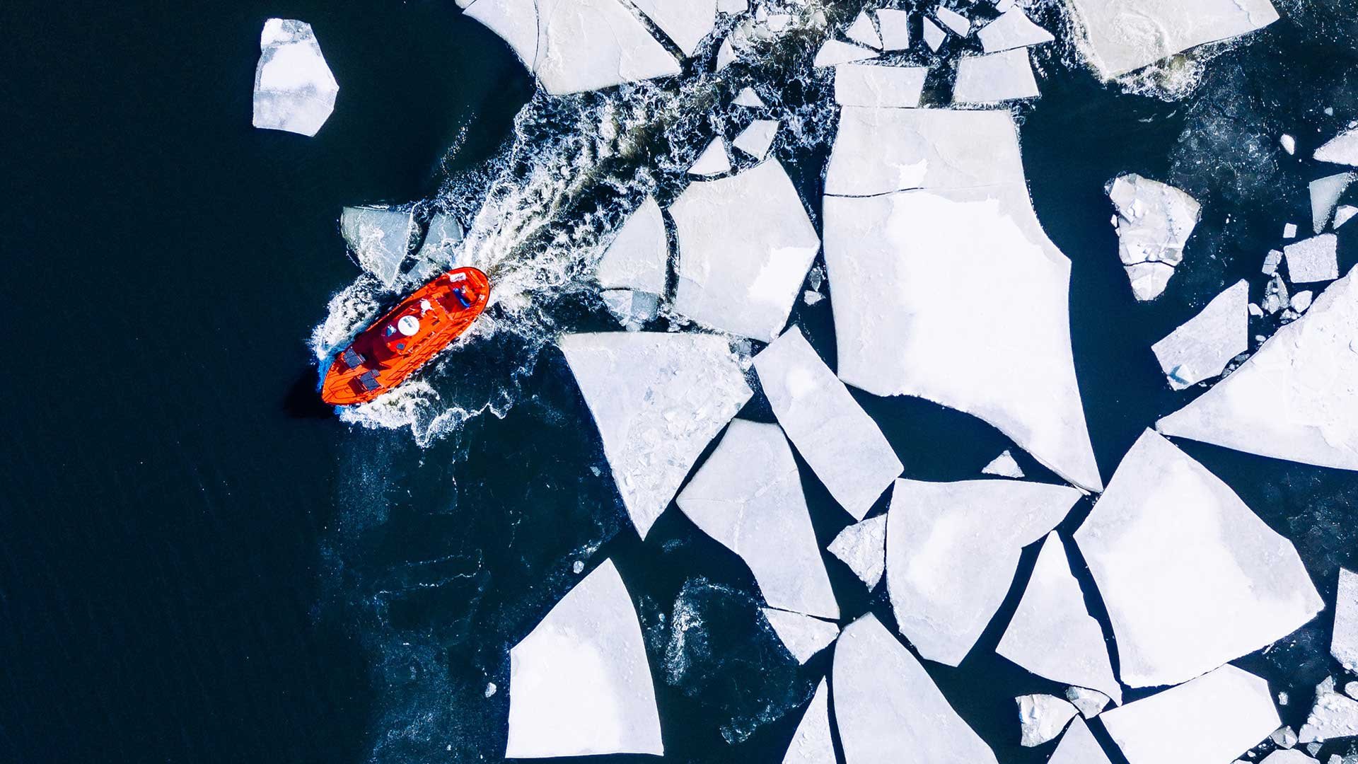 Vene kukee jään läpi