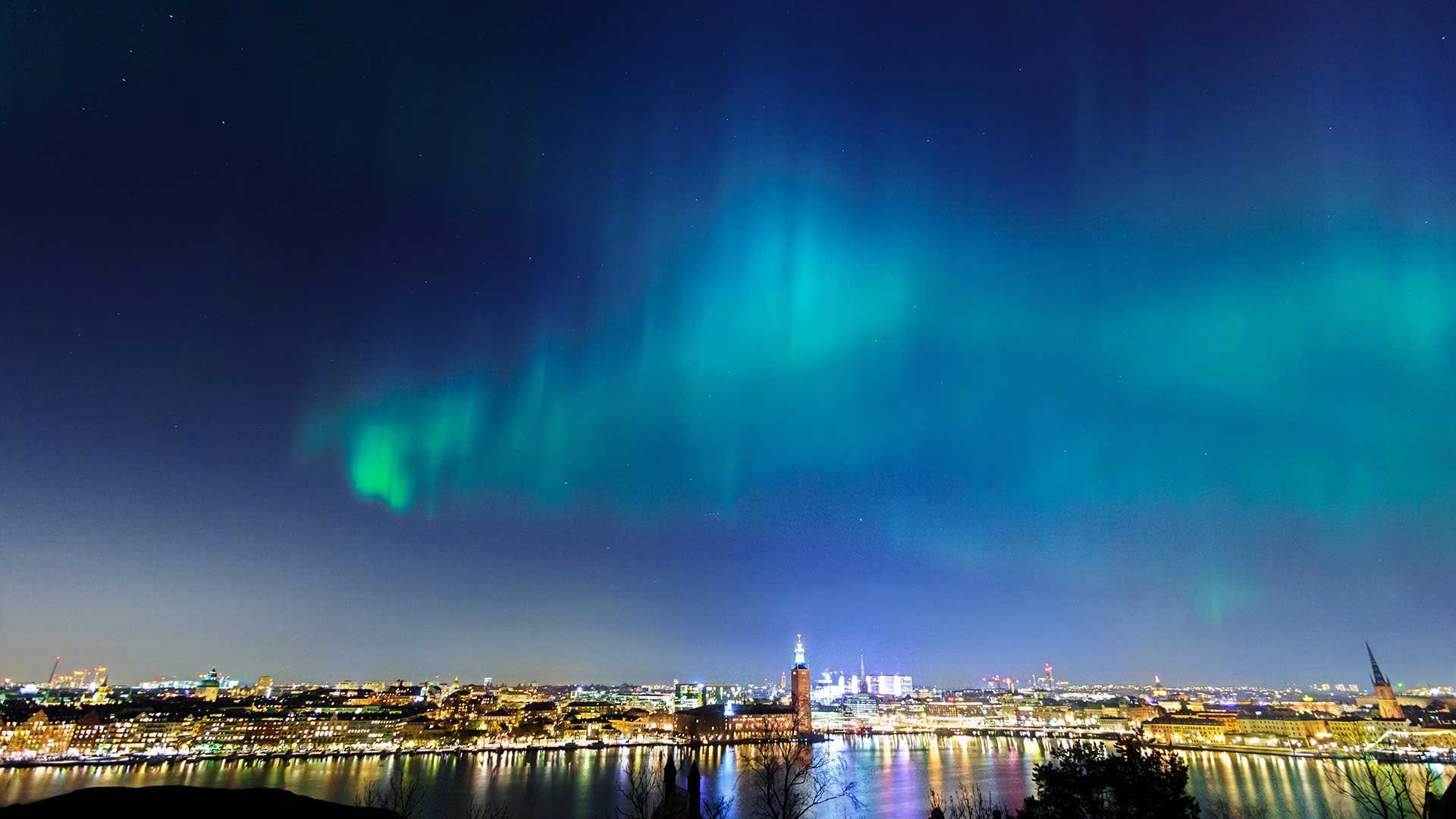 Sverige_Stockholm-nattetid-med-norrsken