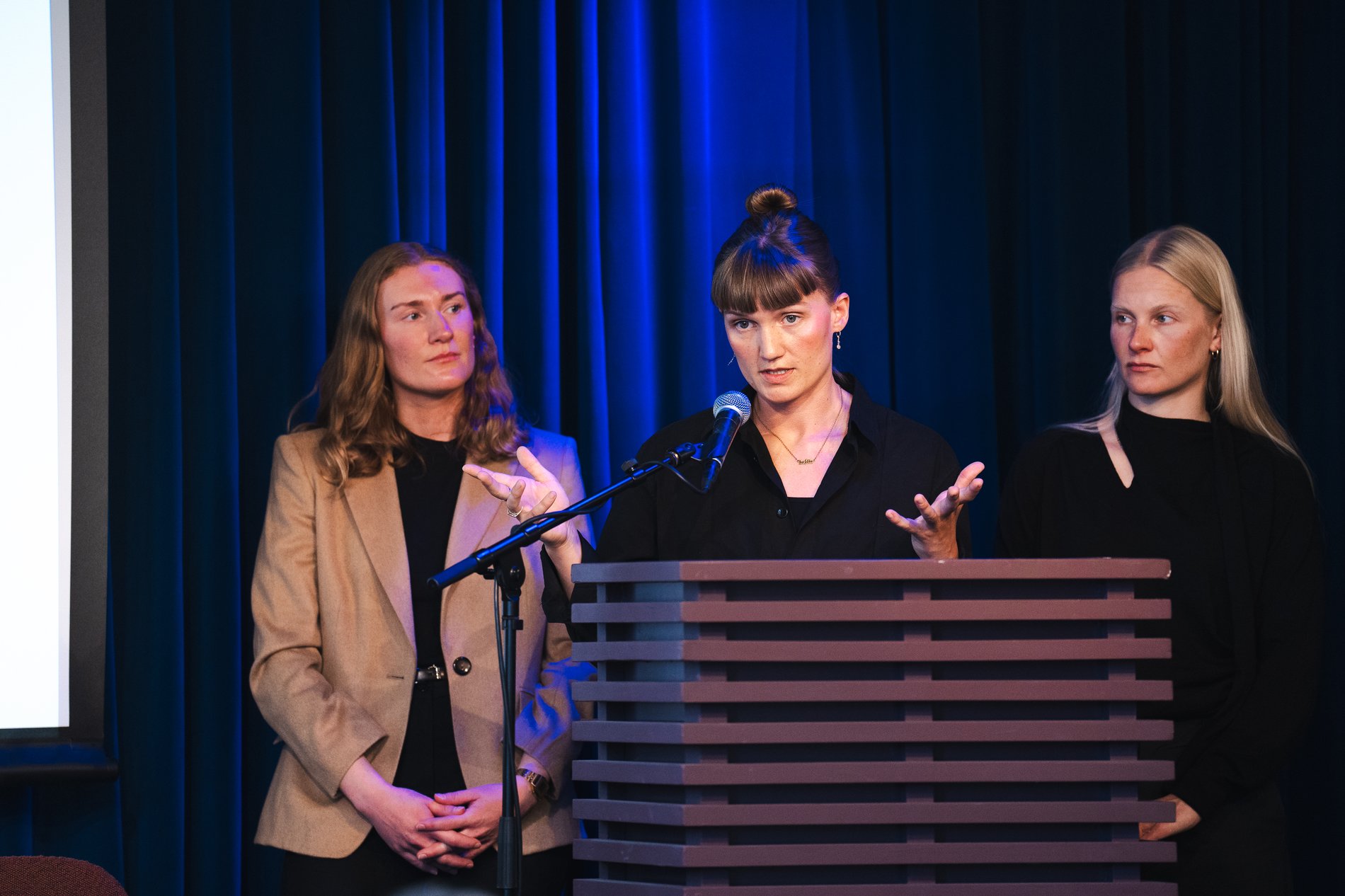 Verians Dina Hov, Mathilde Horvei og Tuva Bjerkebakke presenterer Trakasseringsbarometeret 2025