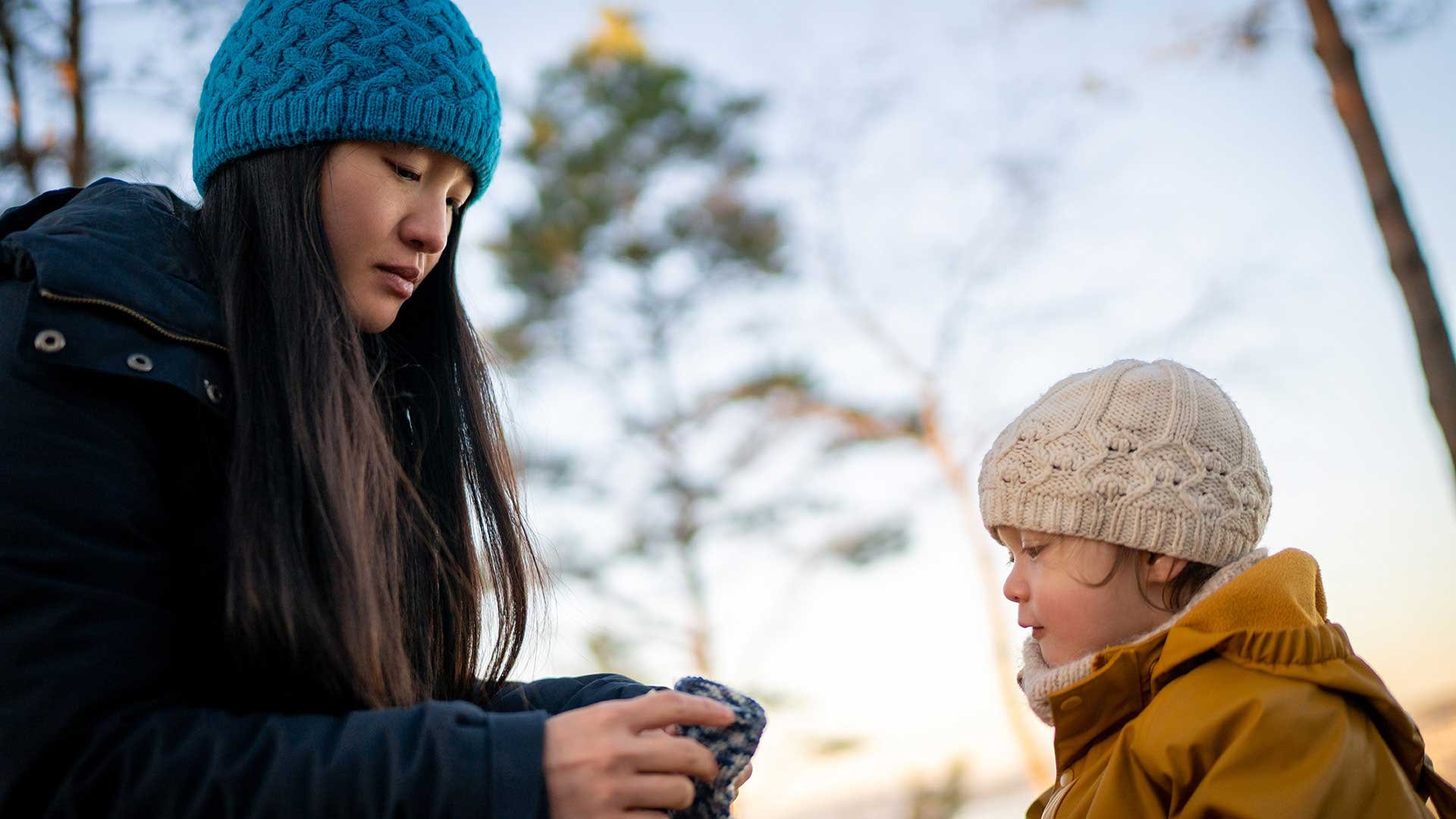 Mor og barn på tur, tidlig vår.