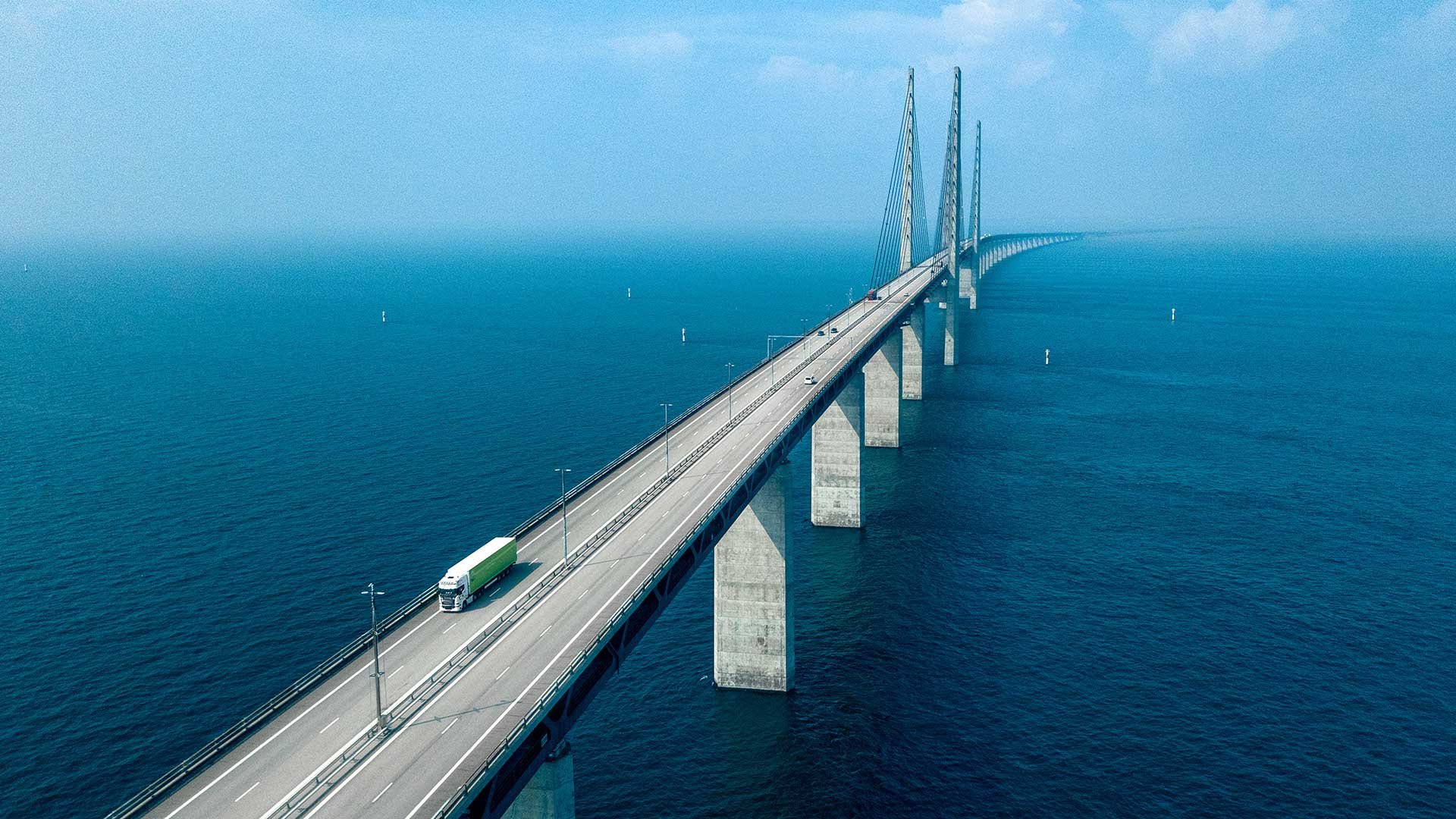 Öresundsbron över Stora Bält, försvinner i fjärran.