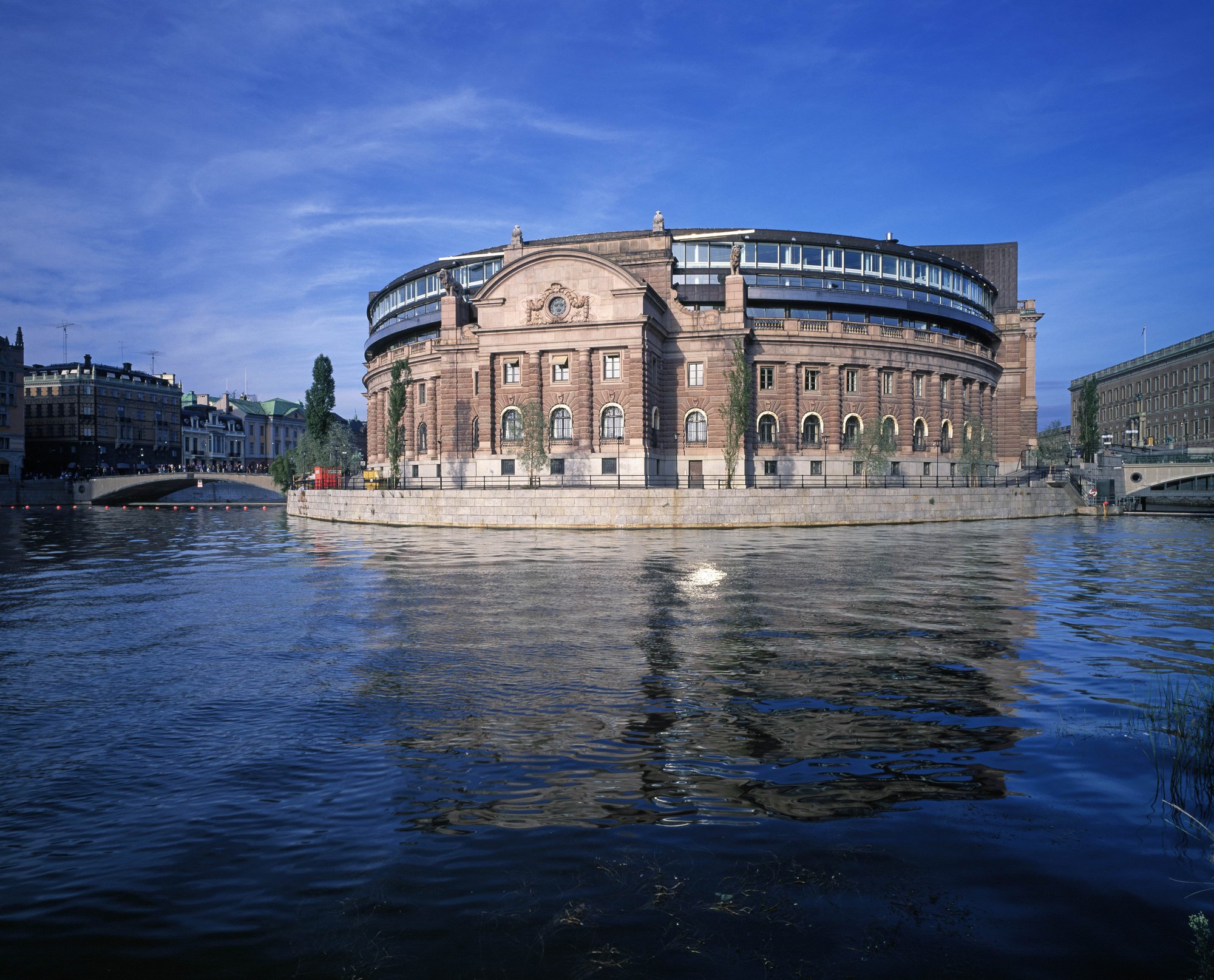 Sveriges riksdag, sett från vattnet.
